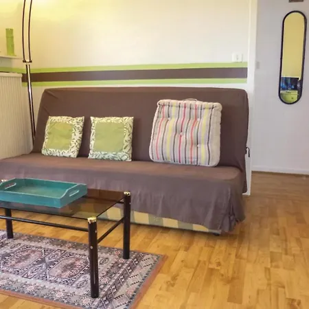 1 Bedroom In Maisy Apartment *